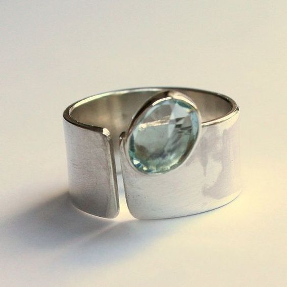 Brede open zilverkleurige band met lichtgroen kristal