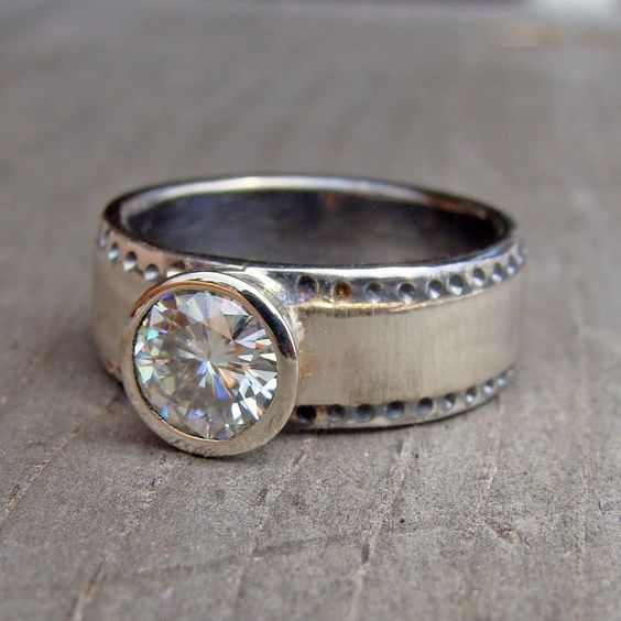 Vintage zilverkleurige ring ingelegd met wit glas