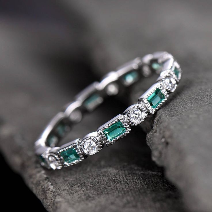 Vintage zilverkleurige ring ingelegd met groene zirkonia