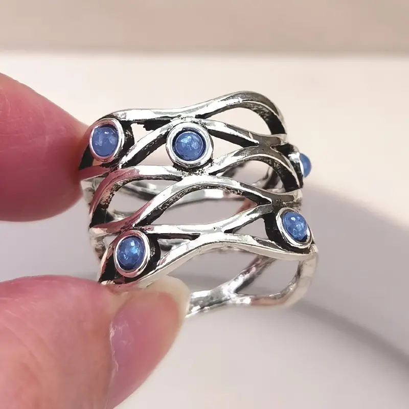 Vintage gelaagde zilverkleurige ring ingelegd met blauwe steen