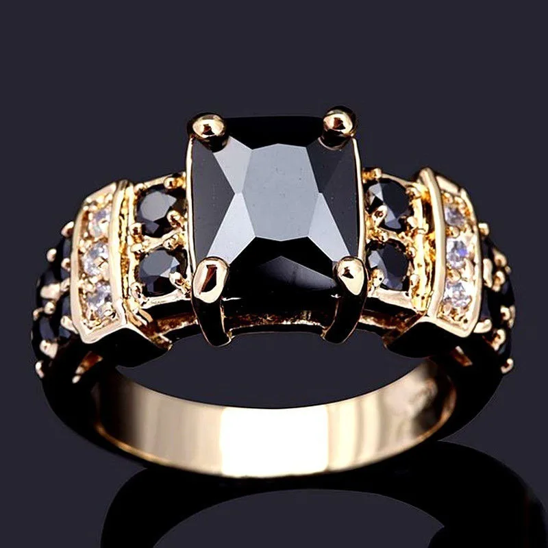Goudkleurige ring met zwart kristal in vintagestijl