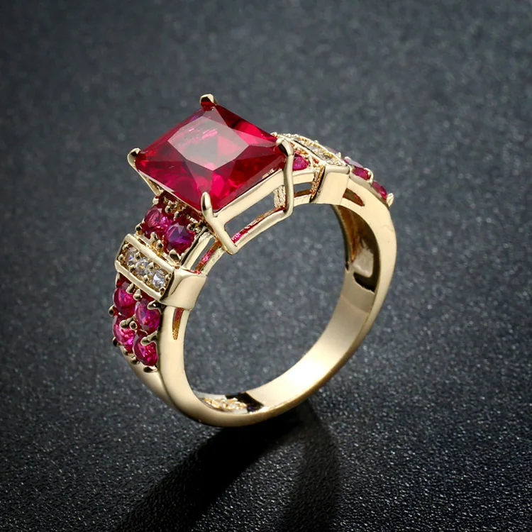 Vintage ring in rood kristal en goudkleurig