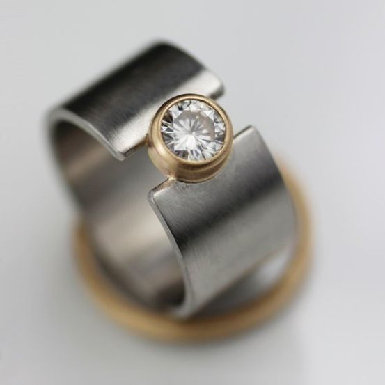Donker zilverkleurige ring met ingelegde zirkonia in vintagestijl