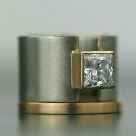 Zilverkleurige ring met ingelegd glas en goudkleurig detail in vintagestijl