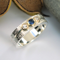 Zilverkleurige ring met ingelegde blauwe en witte zirkonia in vintagestijl