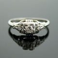 Sølvfarvet ring i vintagestil med krystal og zirkonia