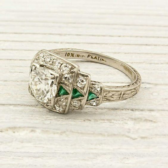 Zilverkleurige ring met kristal en groene zirkonia in vintagestijl
