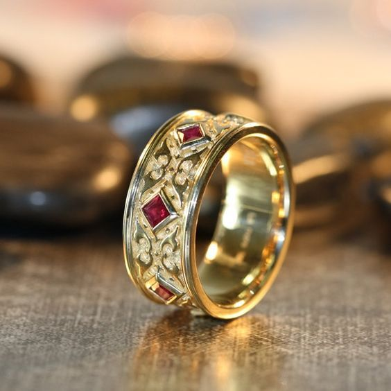 Vintage-Style Gold-Tone Hollow Red Ring