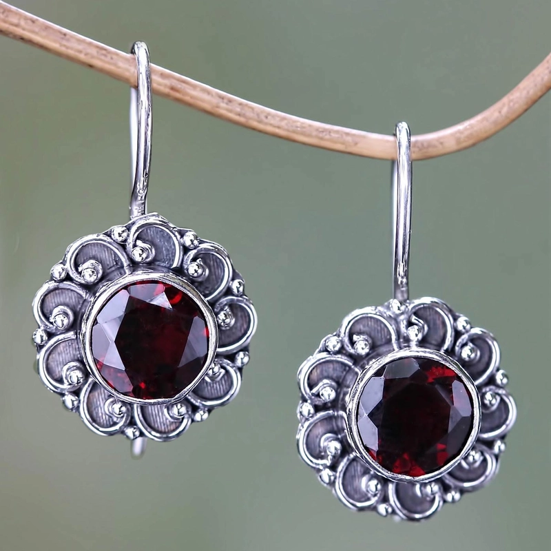 Brincos com Moldura Floral e Cristal Vermelho Estilo Vintage