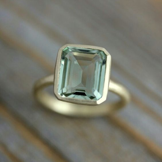 Vintage-Style Inlaid Green Glass Gold-Tone Ring