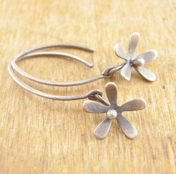 Zilverkleurige open oorringen met bloem in vintagestijl