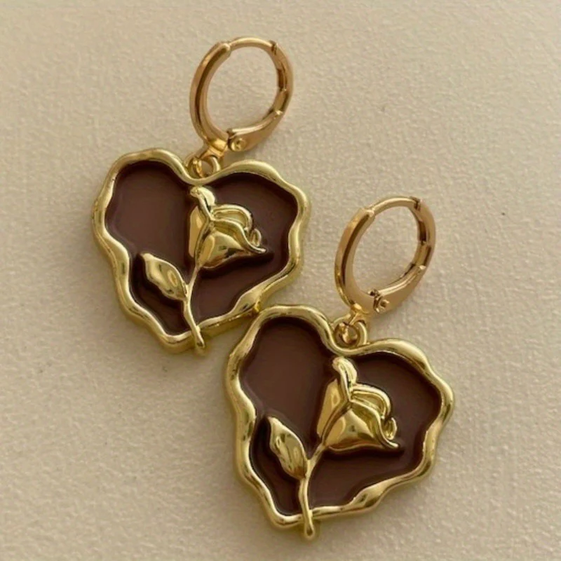 Vintage goudkleurige hartoorbellen met roos