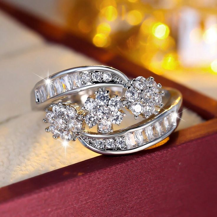 Vintage onregelmatige zilverkleurige spiraalring met zirkonia