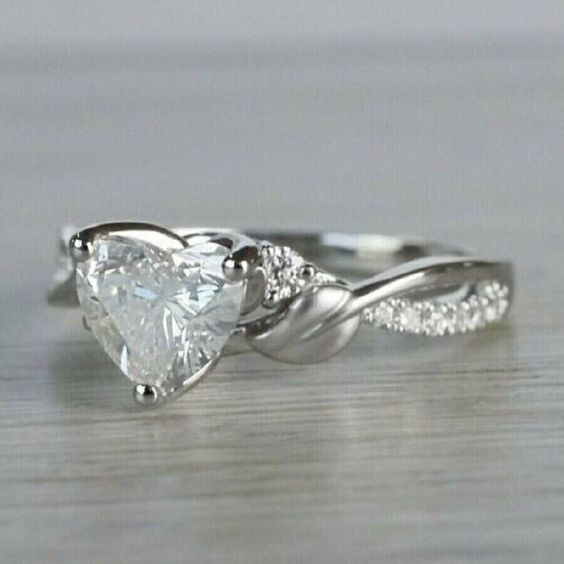Vintage-Style Inlaid Crystal Heart Silver-Tone Ring