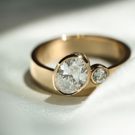 Vintage-Style Glass Inlaid Gold-Tone Ring