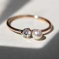 Guldfarvet ring i vintagestil med perle og zirkonia