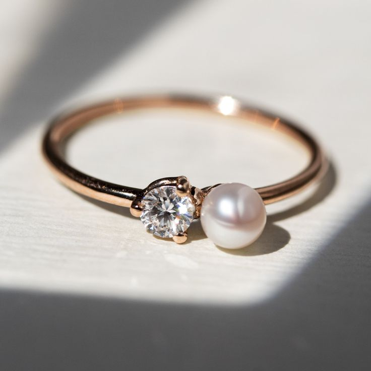 Anel Dourado com Pérola e Zircónia Estilo Vintage