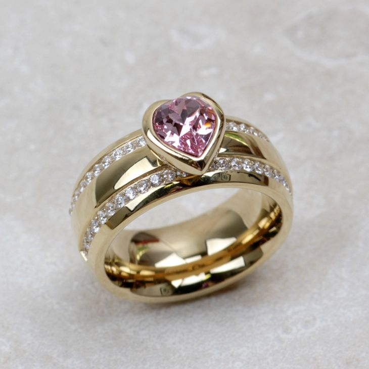 Vintage goudkleurige ring met roze hart en zirkonia