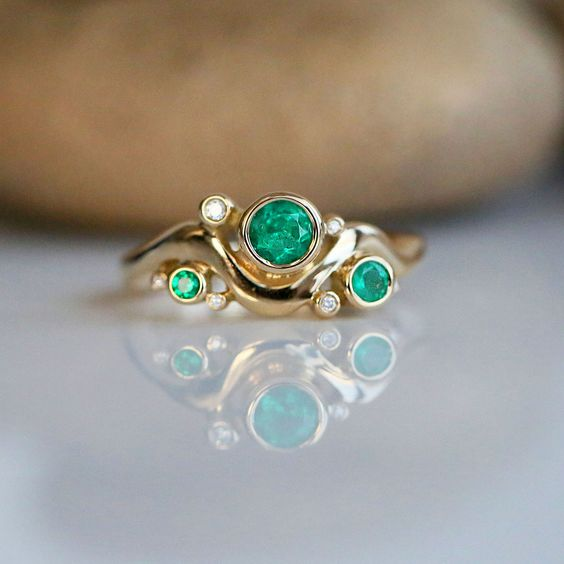 Vintage-Style Inlaid Green Glass Ring