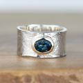 Sølvfarvet ring i vintagestil med indfattet blå sten