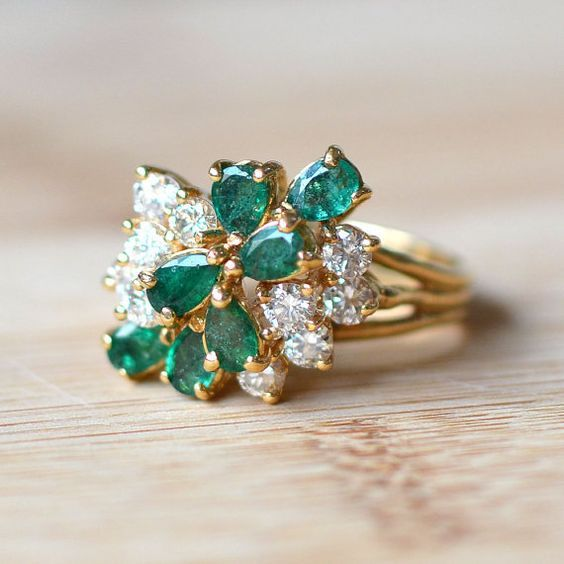 Vintage-Style Green Crystalline Layered Gold-Tone Ring