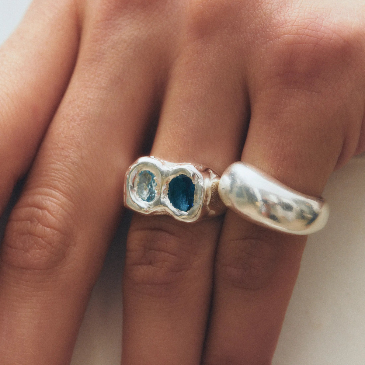 Gesmede zilverkleurige ring in vintagestijl