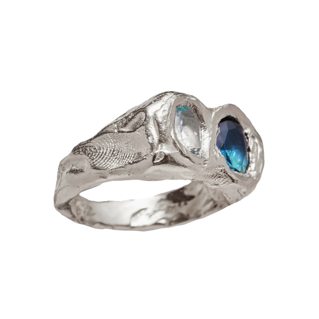 Smedet sølvfarvet ring i vintagestil