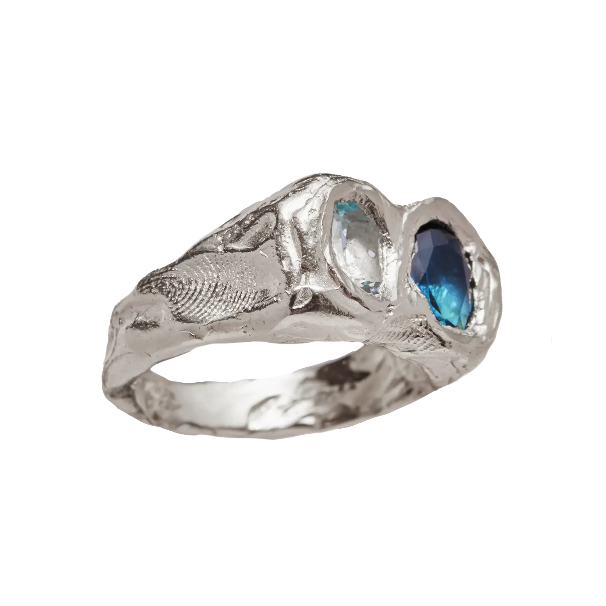 Gesmede zilverkleurige ring in vintagestijl