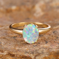 Guldfarvet ring i vintagestil med opal-look