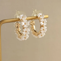 Goudkleurige oorringen met bloemen