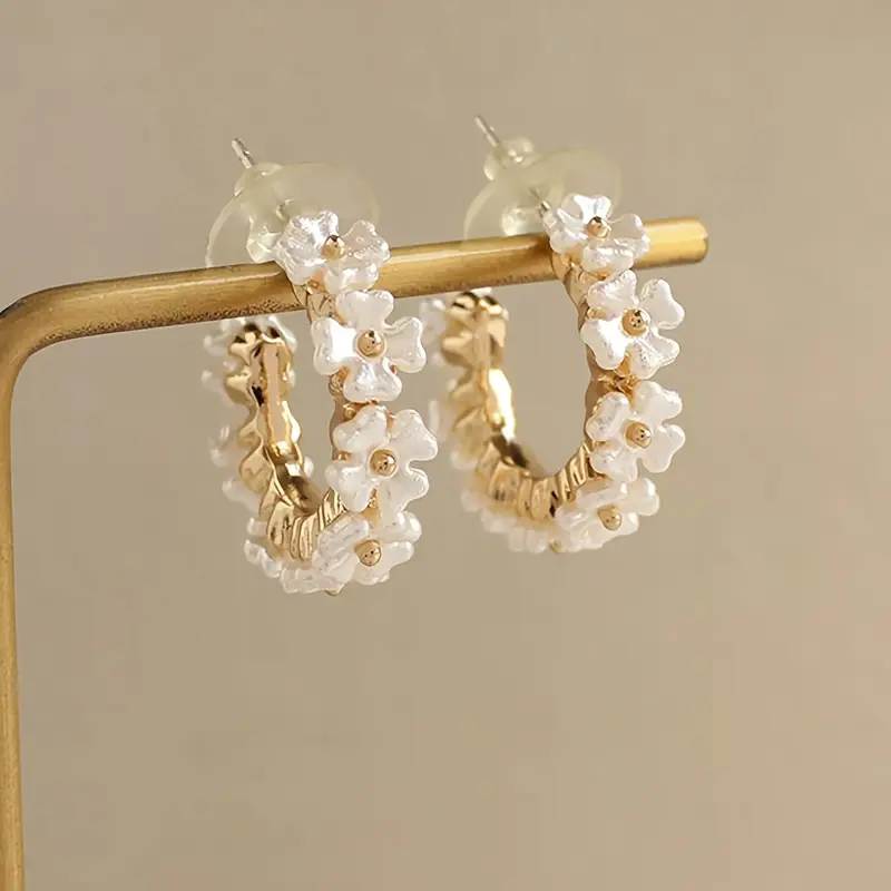 Goudkleurige oorringen met bloemen