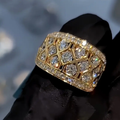 Stralende goudkleurige spark-ring