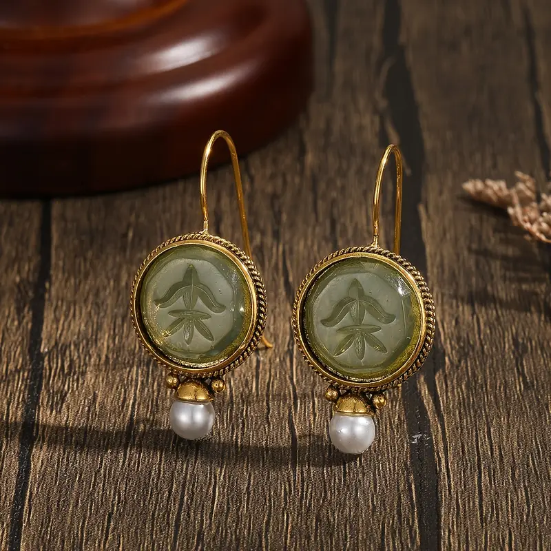 Ronde oorbellen met groene steen en parel in vintagestijl