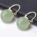 Oorbellen met groene kristallen bol