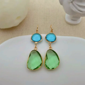 Oorbellen met groen en blauw glas
