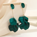 Groene oorhangers met bloemblaadjes
