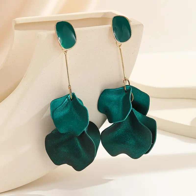 Groene oorhangers met bloemblaadjes