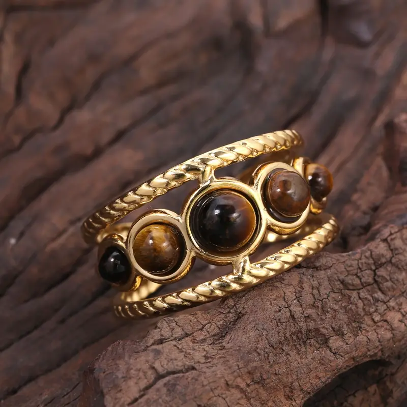 Goudkleurige ring met bruine steen