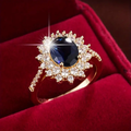 Felblauwe ring met donkere zirkonia