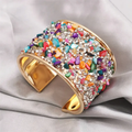 Kleurrijke brede open armband (cuff) met stenen in goudkleur