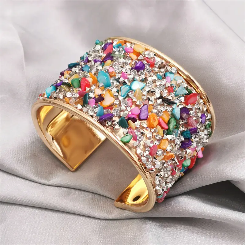 Kleurrijke brede open armband (cuff) met stenen in goudkleur