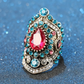 Ring i vintagestil med blå og rød krystal