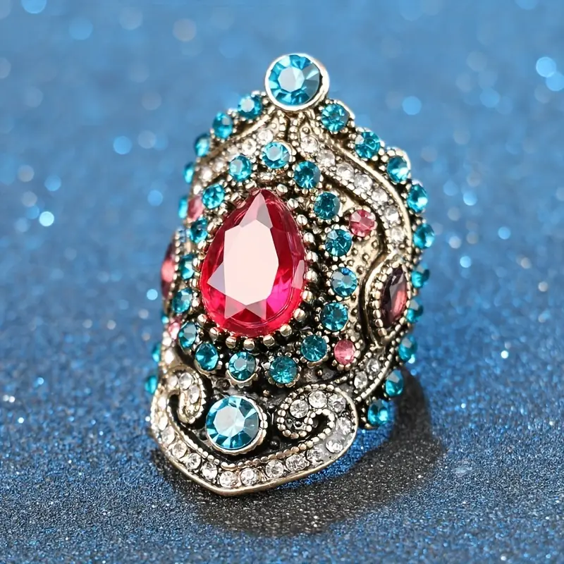 Ring i vintagestil med blå og rød krystal