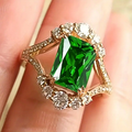 Ring met smaragdgeslepen groen kristal en kristallen halo