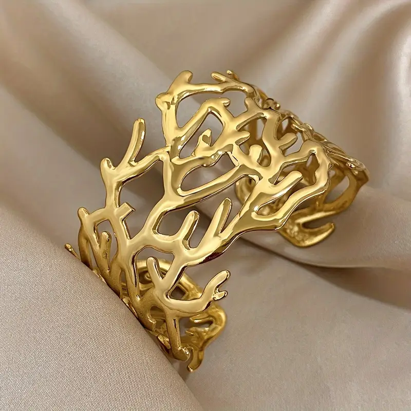 Vintage-Style Gold-Tone Floral Hollow Bracelet