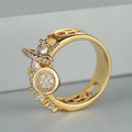 Goudkleurige opengewerkte ring met bedels