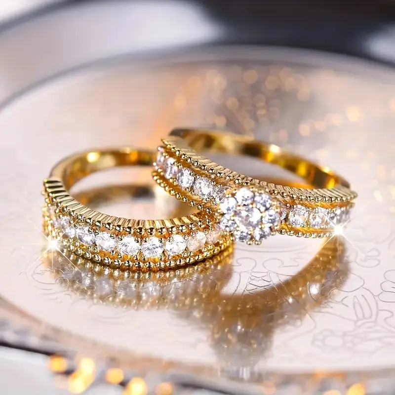 Stralende goudkleurige ringenset met zirkonia