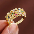 Kleurrijke opengewerkte goudkleurige ring met zirkonia