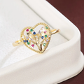 Kleurrijke smalle goudkleurige ring met kristallen hart