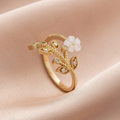 Stralende ring met witte kristallen bloem